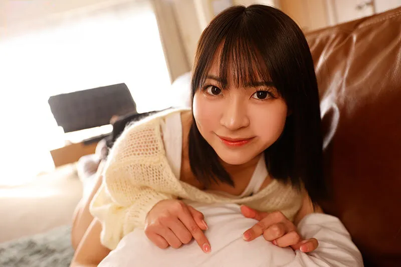 Chị gái lần đầu có thằng bồ còn nhiều ngỡ ngàng nên mượn chim thằng em tập trước